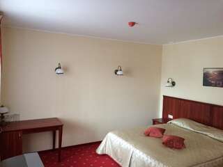 Отель Galia Друскининкай Стандартный номер с балконом и кроватью размера «queen-size».-5
